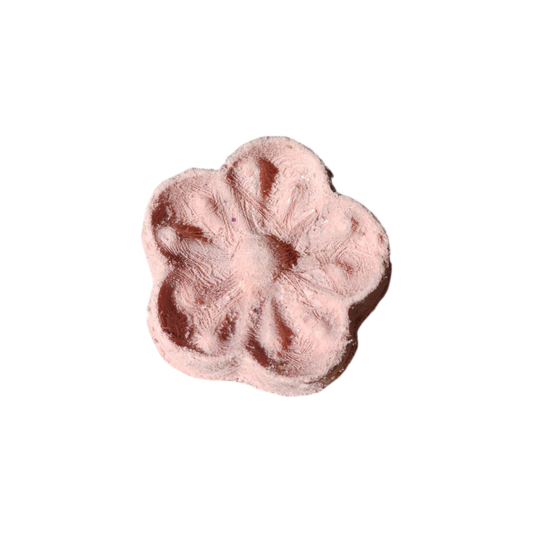 Single freeze-dried meaty rose pet treat in a flower shape, rich in protein and nutrients for cats and dogs.